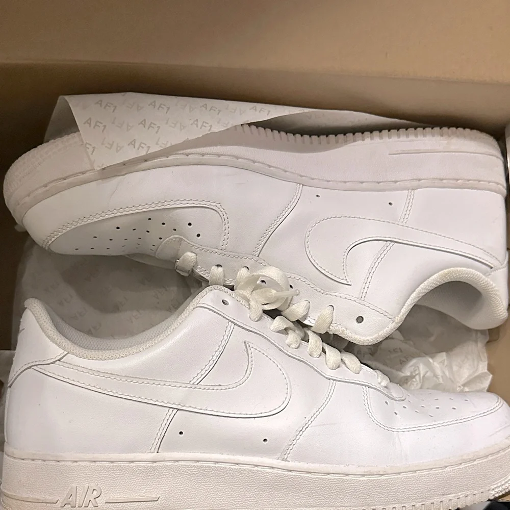 Nike AF1 White Low Classic Sneakers | 12M = 13.5W | Preowned Leather Air Forces - Picture 2 of 15